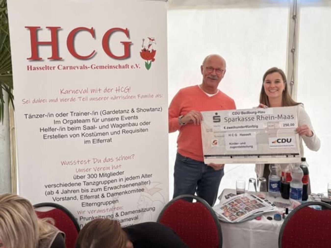 Jule Linkner übbereichte die Spende an Klaus Bitter. Foto. CDU