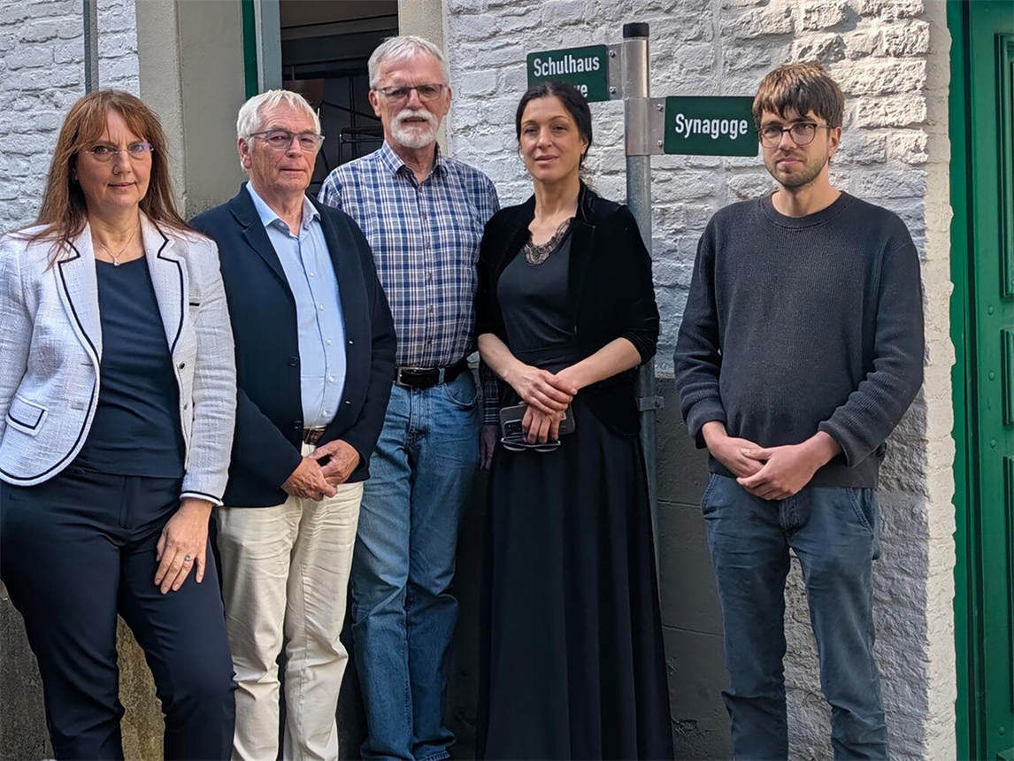 "Gruppe von fünf Geschäftsleuten bei einer Konferenz: Julia Bauermeister, Frank Schulmeyer, Werner Brall, Paula Backhaus, David Krystof"