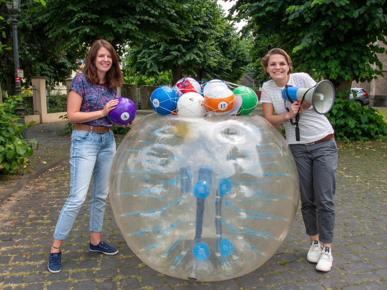 Julia Koch (l.) und Maxi Decker von der Fachstelle Kinder, Jugendliche und Junge Erwachsene.Foto: Bischöfliche Pressestelle / Christian Breuer