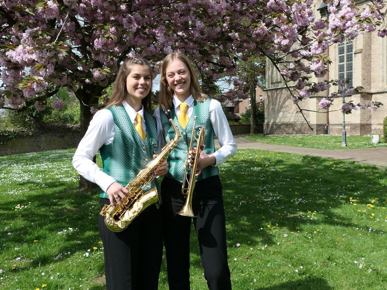 Julia Kolodzy (l.) und Finja Liehr (r.) haben die Aufnahmeprüfung im Fach Musik an der renommierten Folkwang Universität der Künste in Essen erfolgreich gemeistert. Foto: privat