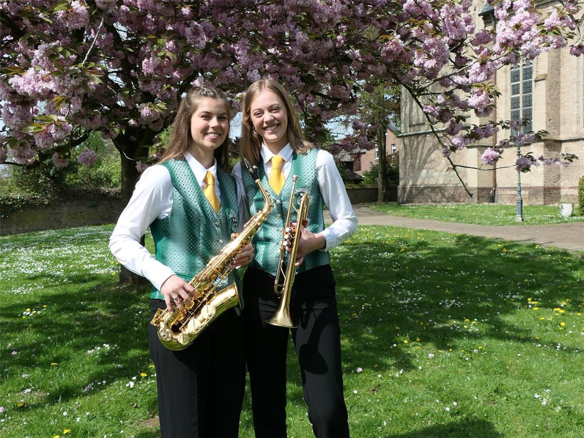 Julia Kolodzy (l.) und Finja Liehr (r.) haben die Aufnahmeprüfung im Fach Musik an der renommierten Folkwang Universität der Künste in Essen erfolgreich gemeistert. Foto: privat