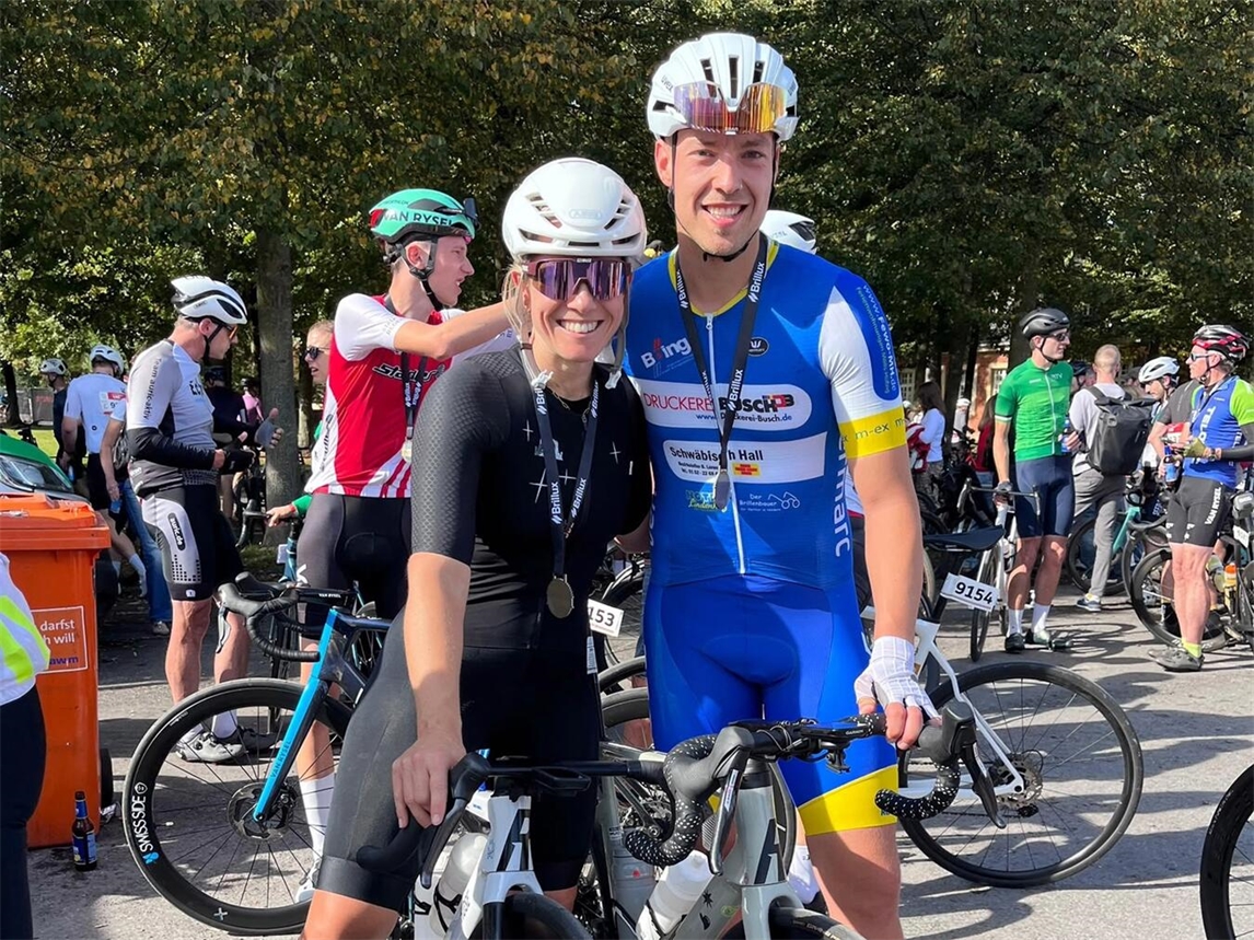 "Julia Schweers und Maximilian Bucksteeg lächelnd beim Event von RG Haldern 03"