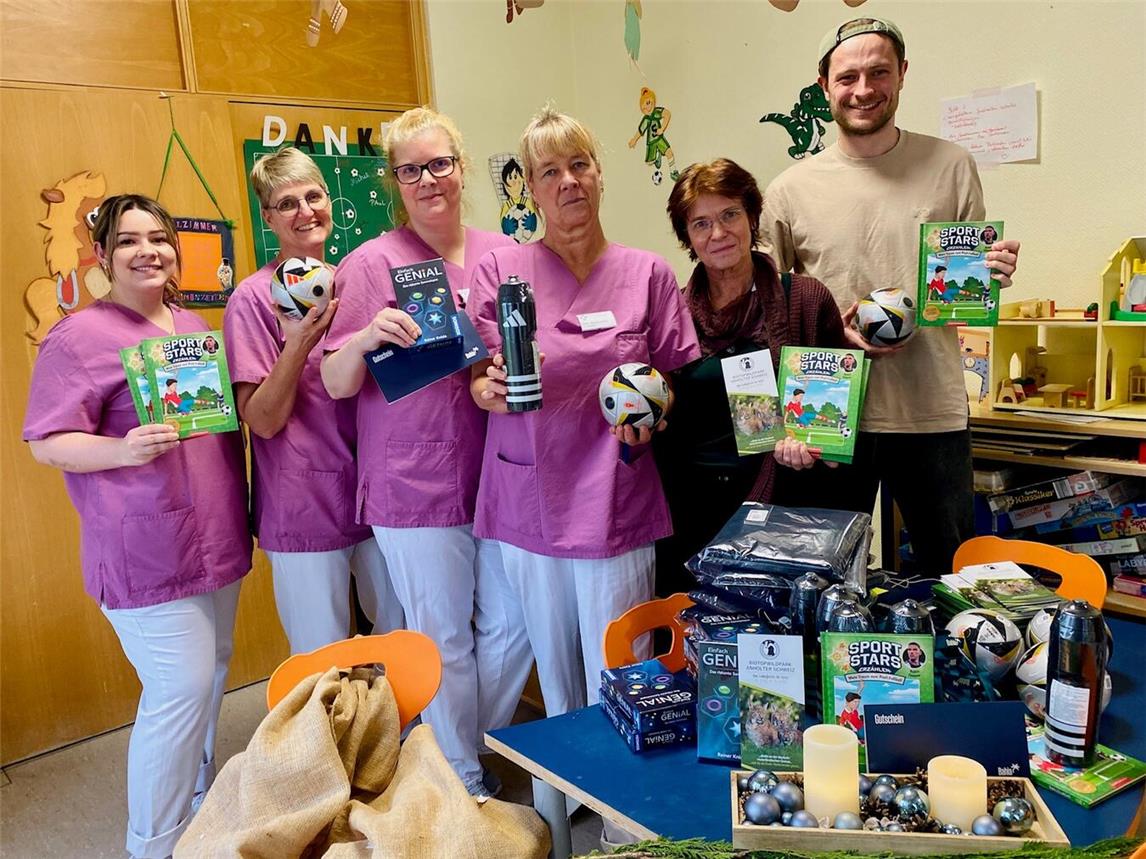 Julian Bruckmann, Mitglied im Stiftungsrat von „Träumen lohnt sich“, übergibt die Geschenke an das Team der Kinderklinik. Foto: KKLE