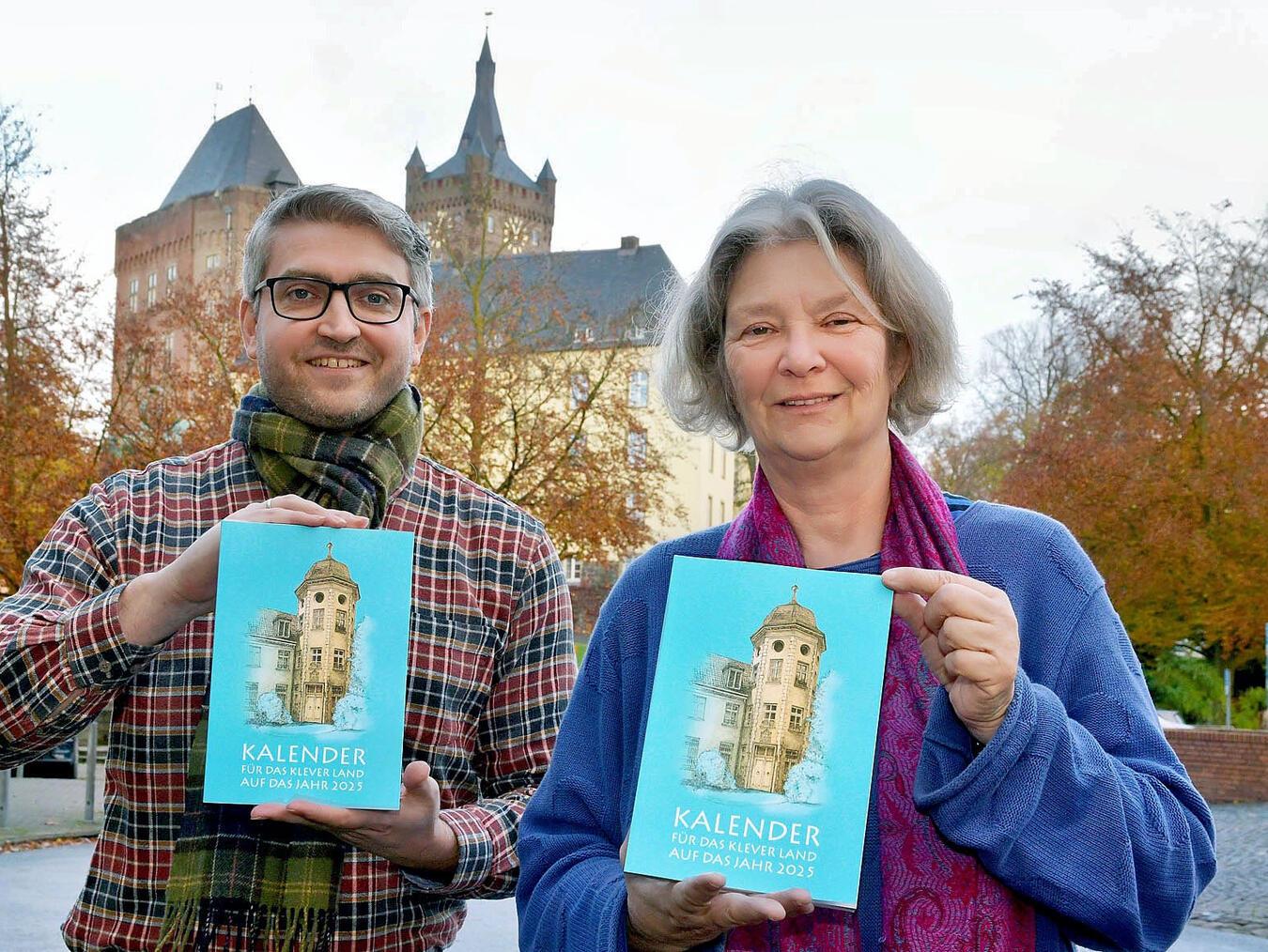 Julian Krause und Wiltrud Schnütgen mit dem neuen Kalender für das Klever Land. NN-Foto: Rüdiger Dehnen