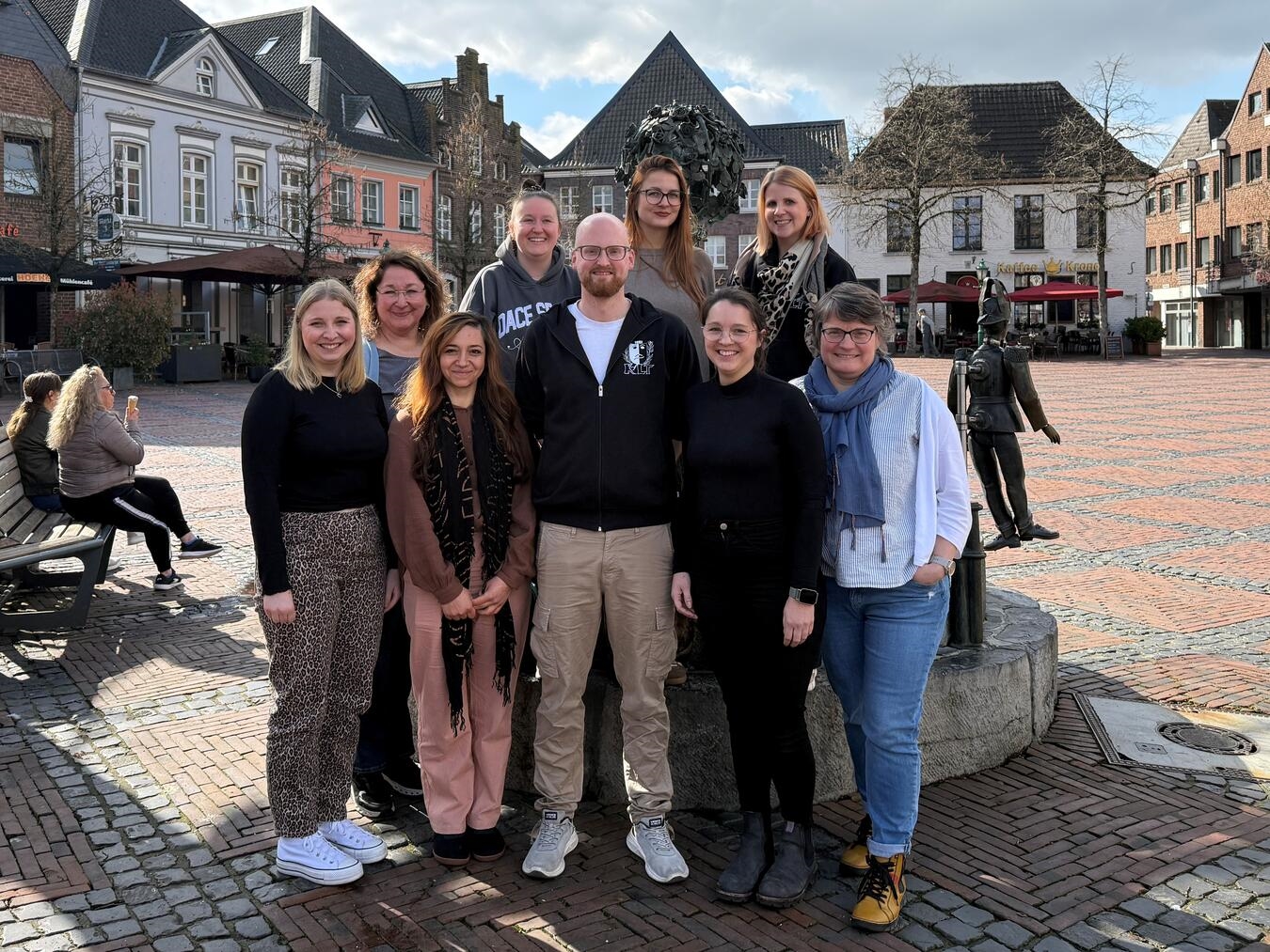 Alt-Tag: "Julian Nieskens, neuer Präsident, lächelnd auf einem Porträtfoto"