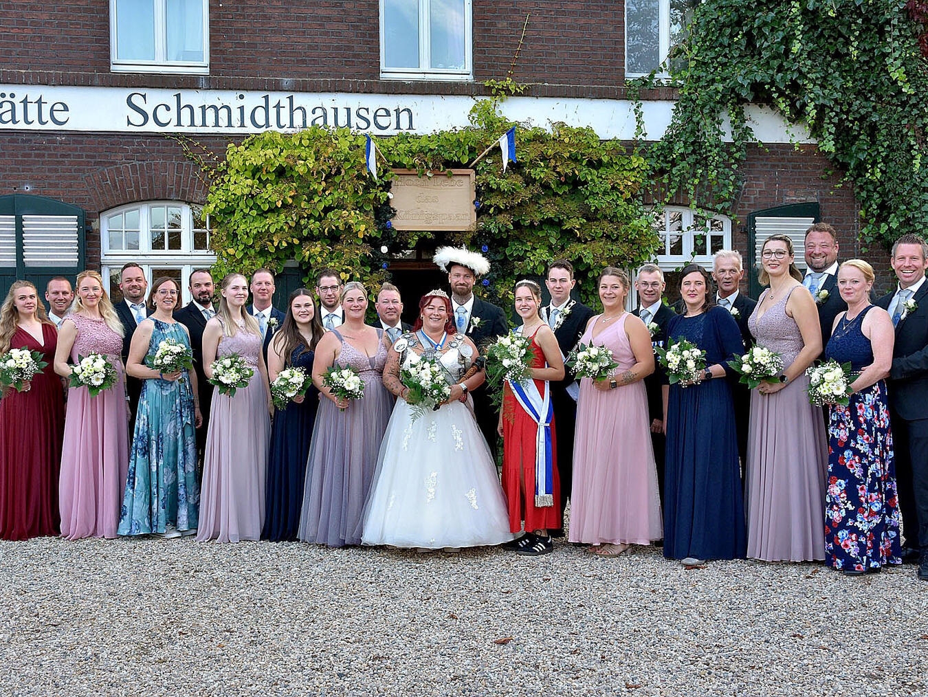 Juliana regiert in Keeken „Juliana die Zielstrebige“ und ihr Prinzgemahl „Joël der Mitfühlende“ mit ihrem Thron. NN-Foto: Rüdiger Dehnen