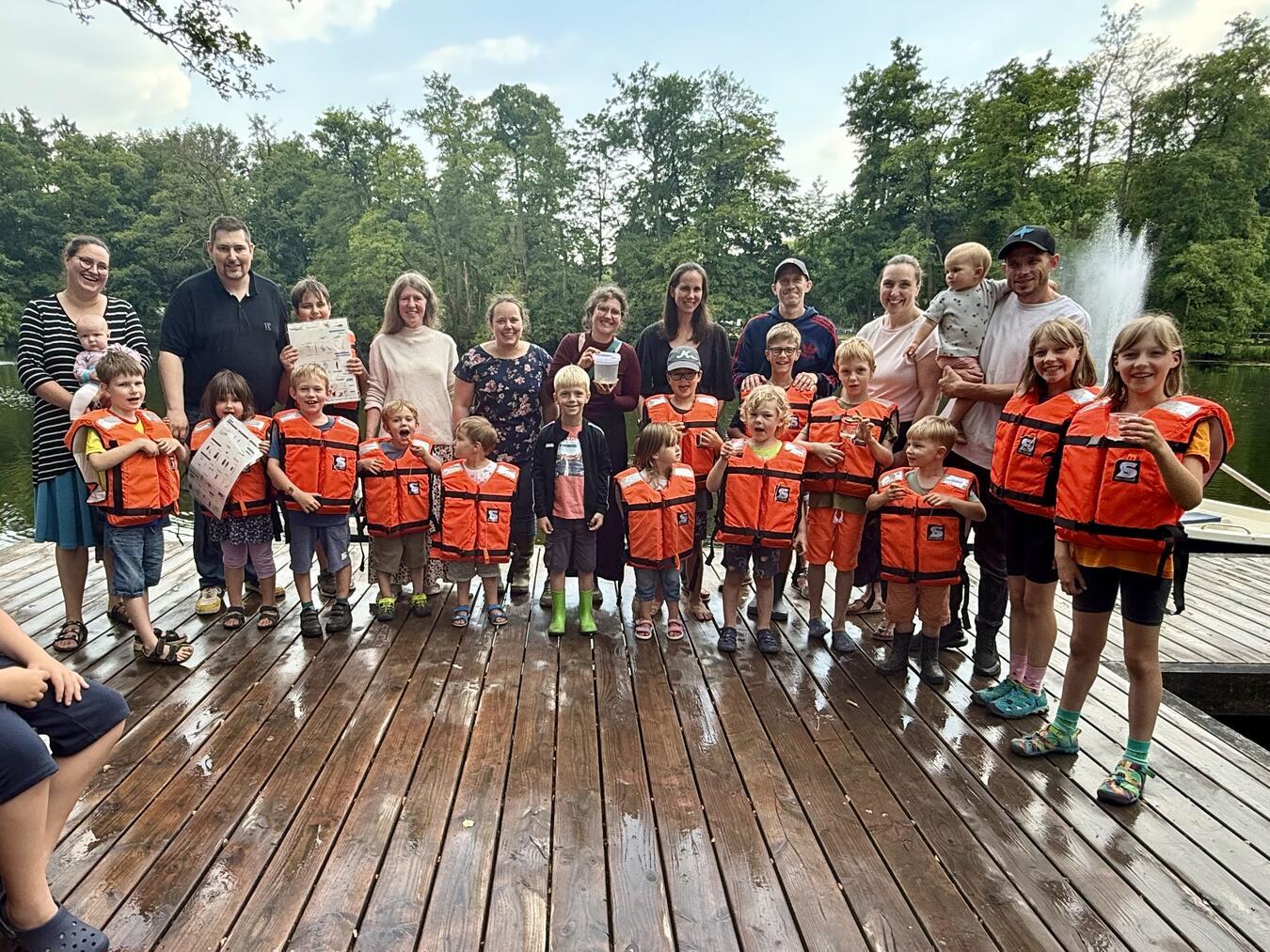 Junge Entdecker erkundeten die Natur an der Wasserburg – und genossen eine Bootsfahrt mit Rettungswesten. Foto: Arenacum