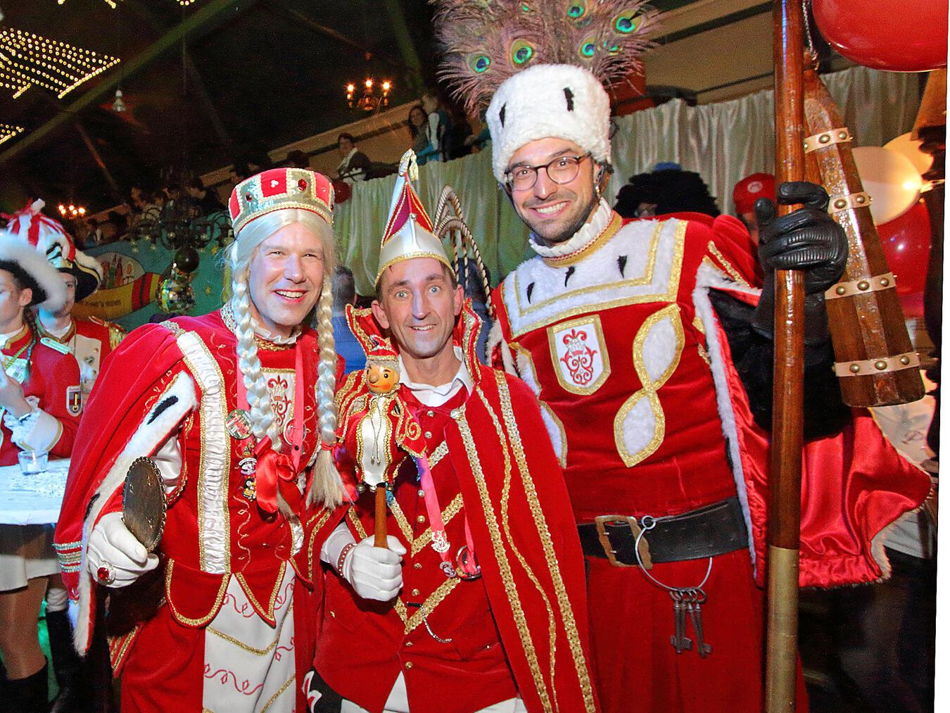 Jungfrau Sascha (Angenendt), Prinz Thomas I. (Teben) und Bauer Ludger (Staymann) freuen sich auf eine tolle Session. NN-Foto: Theo Leie