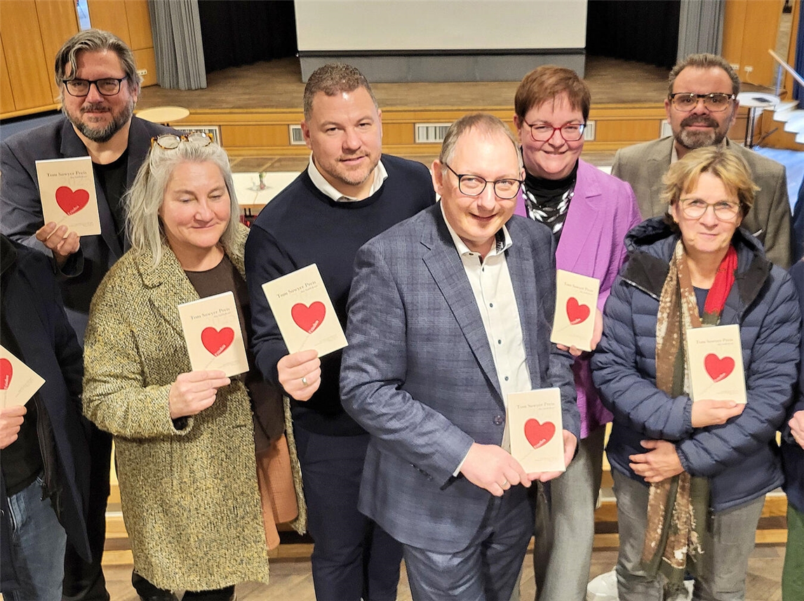 Jury-Mitglieder, Sponsoren und Organisatoren des Tom-Sawyer-Preises der Stadt Rees. NN-Foto: MB