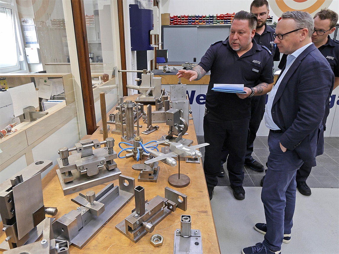 Justizminister Benjamin Limbach in JVA Geldern Ausbildungswerkstatt, Industriemechaniker bei der Arbeit. Foto von Theo Leie.