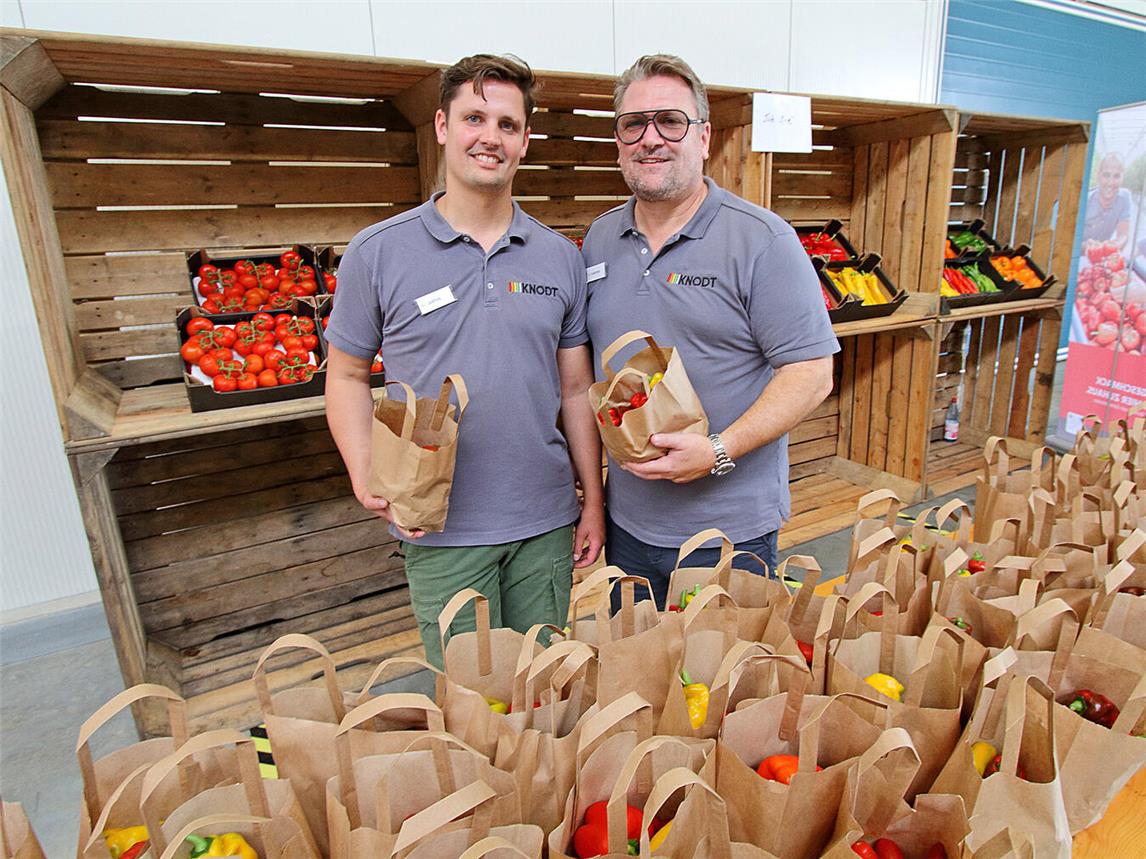 Justus und Carsten Knodt freuen sich auf viele Gemüse-Fans. NN-Foto: Theo Leie