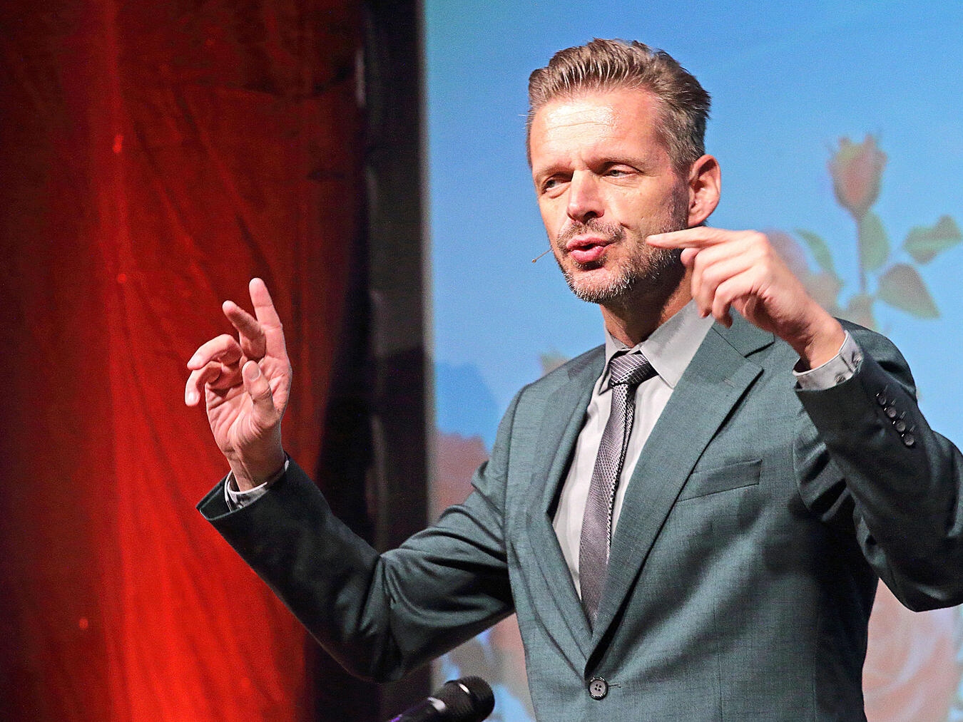 „Ohne geöffnete Türen bleiben Menschen draußen“ Kabarettist Florian Schroeder nahm gesellschaftliche Entwicklungen und politische Debatten humorvoll und pointiert aufs Korn.NN-Foto: Theo Leie