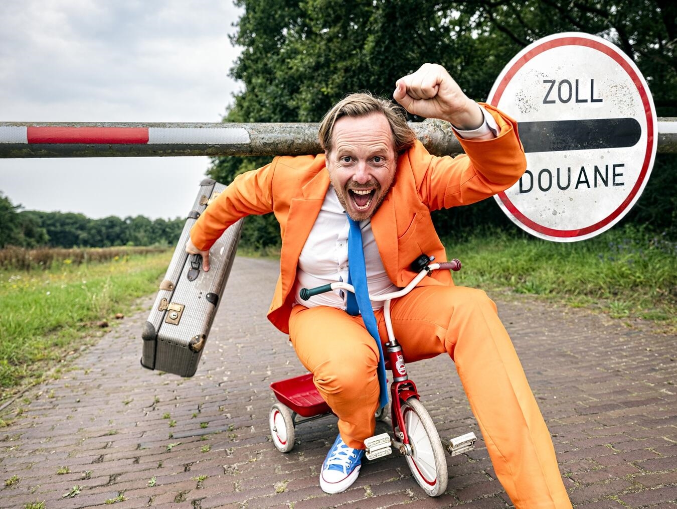 Alt-Tag: "Kabarettist Patrick Nederkoorn mit Programm 'Der fliehende Holländer', Foto von Nico Brons"