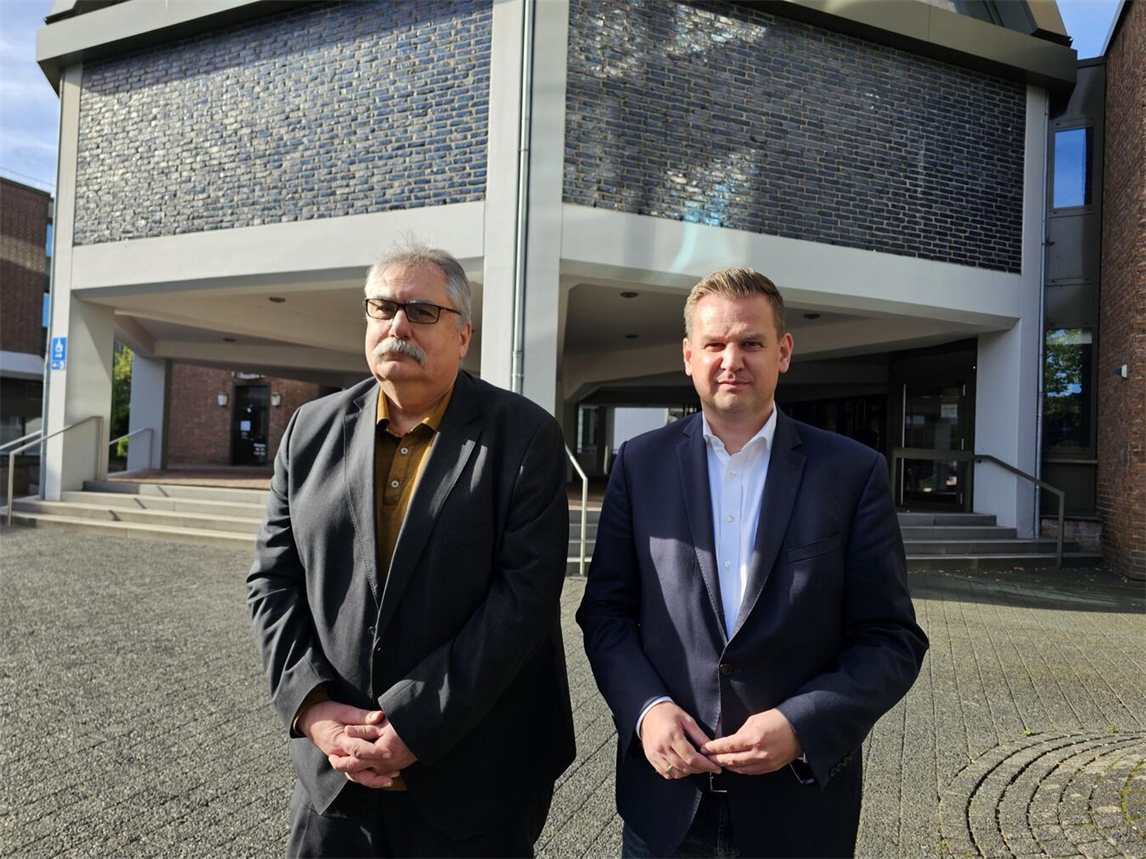 "Kämmerer Klaus Schütz und Bürgermeister Rainer Benien bei Pressekonferenz zur Haushaltssicherung"