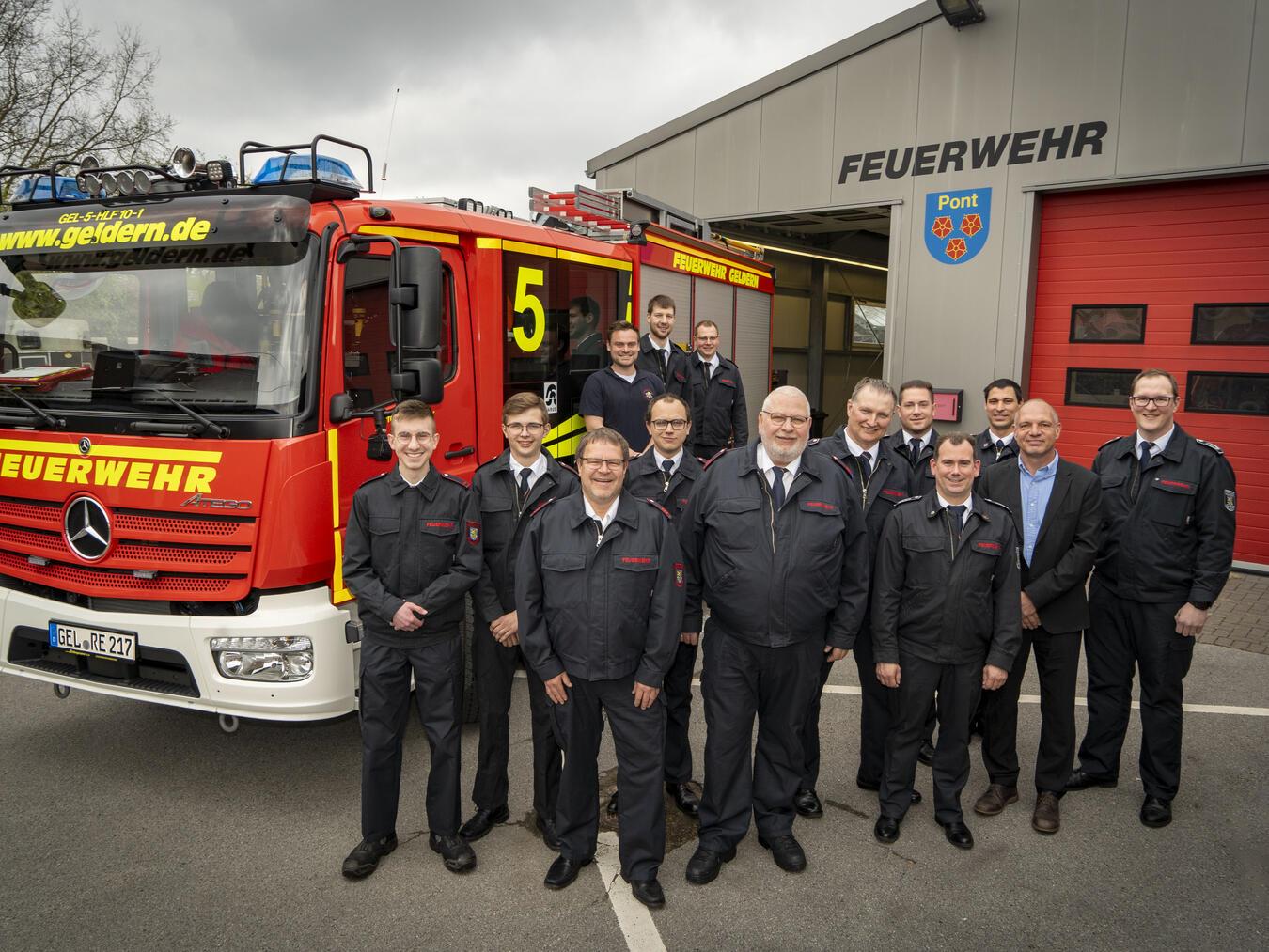 Jubiläen, Beförderungen und Fortbildungen Kämmerer Thomas Knorrek (2.v.r.) gratulierte den Kameraden der Löscheinheit Pont zu den zahlreichen Ehrungen.Foto: Stadt Geldern/Seybert