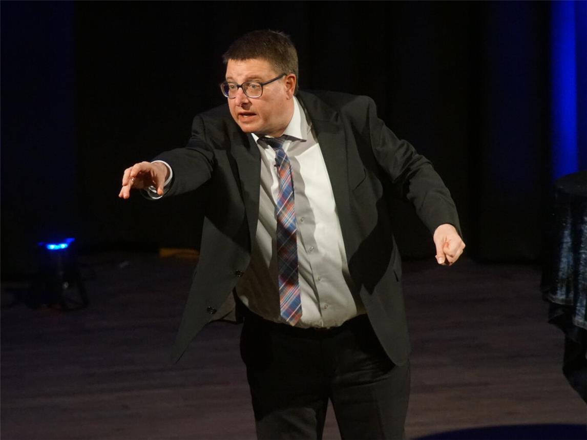 Kai Magnus Sting nahm das Publikum im Reeser Bürgerhaus mit auf eine Reise in den Wahnwitz des Alltags. Foto: Stadt Rees