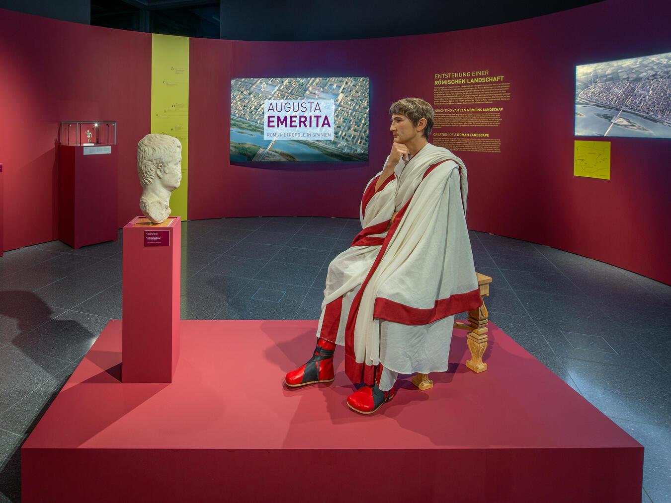 Kaiser Augustus betrachtet sein Portrait. Foto: Axel Thünker DGPh