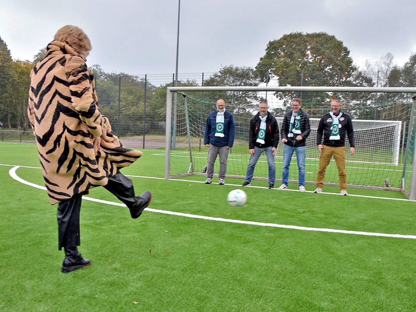 Der Kunstrasenplatz in Appeldorn ist spielbereit Kalkars Bürgermeisterin Britta Schulz hat schon mal zur Probe aufs Tor geschossen. NN-Foto: Rüdiger Dehnen