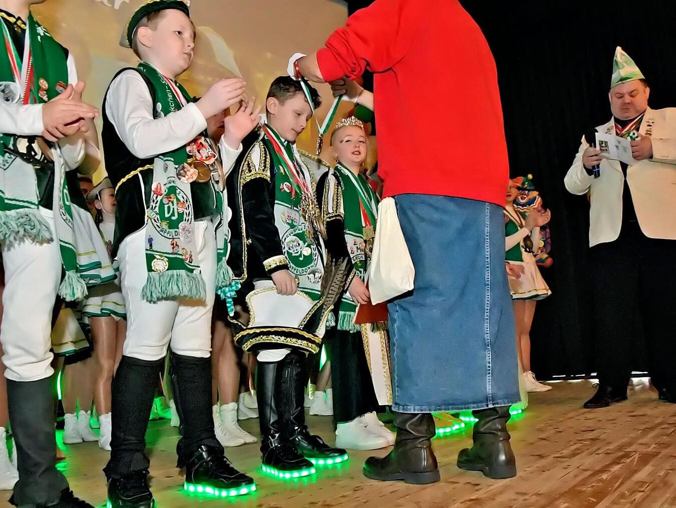 Kalkars Bürgermeisterin Britta Schulz überreichte dem Kinderprinzenpaar höchst persönlich ihre Proklamations-Orden. NN-Fotos (2): Rüdiger Dehnen