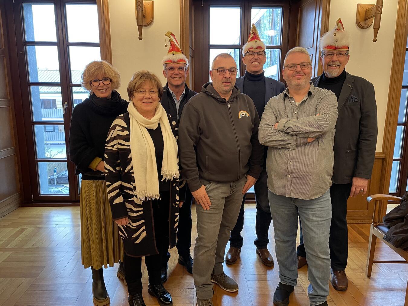 Kalkars Bürgermeisterin Dr. Britta Schulz, Gochs stellvertretende Bürgermeisterin Anne Peters, Jörg Heinrich und Sascha Ruelfs (Goch Hilft) sowie Christian Görtzen, Paul Jamin und Stephan Weber (KKG; v.l.) beim Pressegespräch zur Verleihung des Goldenen Ochsenordens. Foto: Stadt Kalkar