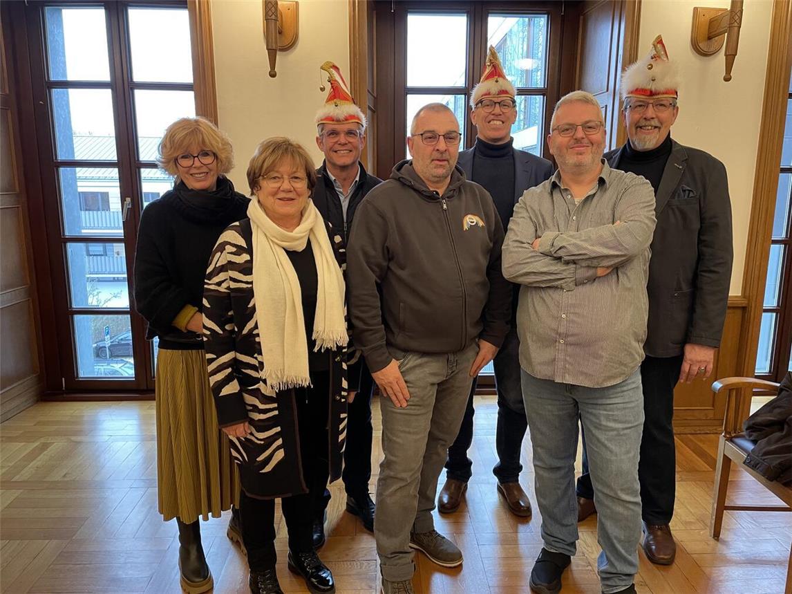 Kalkars Bürgermeisterin Dr. Britta Schulz, Gochs stellvertretende Bürgermeisterin Anne Peters, Jörg Heinrich und Sascha Ruelfs (Goch Hilft) sowie Christian Görtzen, Paul Jamin und Stephan Weber (KKG; v.l.) beim Pressegespräch zur Verleihung des Goldenen Ochsenordens. Foto: Stadt Kalkar