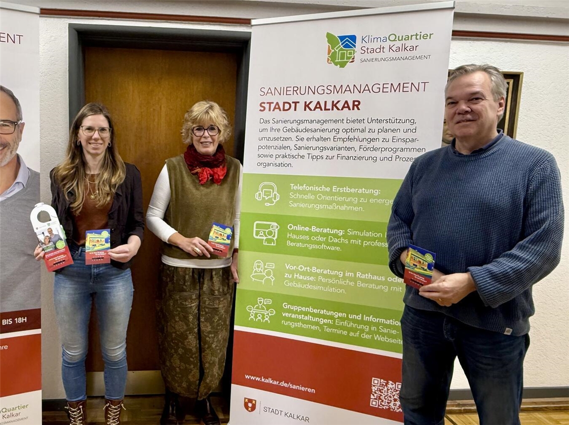 Kalkars Klimaschutzmanagerin Sabrina Meisen, Bürgermeisterin Britta Schulz und Energieberater Norbert Ross (v.l.) von der Klimaagentur Rhein-Ruhr stellen das kostenlose Angebot vor. NN-Foto: SP