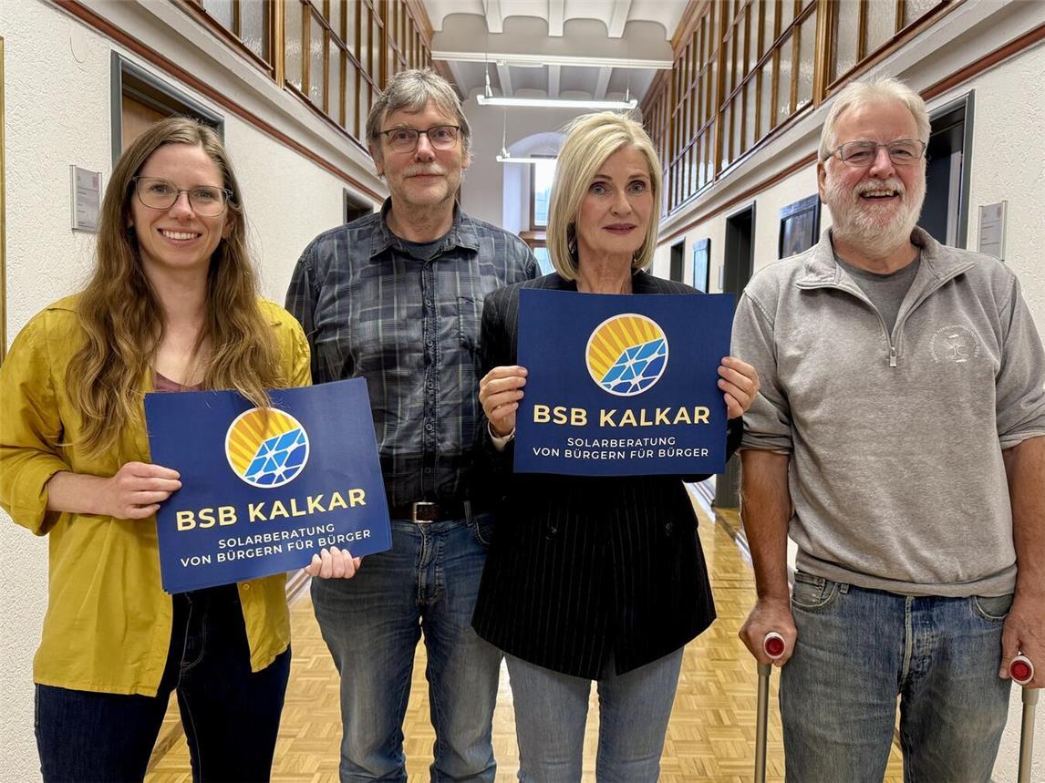 Kalkars Klimaschutzmanagerin Sabrina Meisen und die BürgerSolarBerater Norbert Lohmann, Christiane van Brakel-Verholen und Jost Borcherding (v.l.) stellen die BürgerSolarBeratung vor. NN-Foto: SP