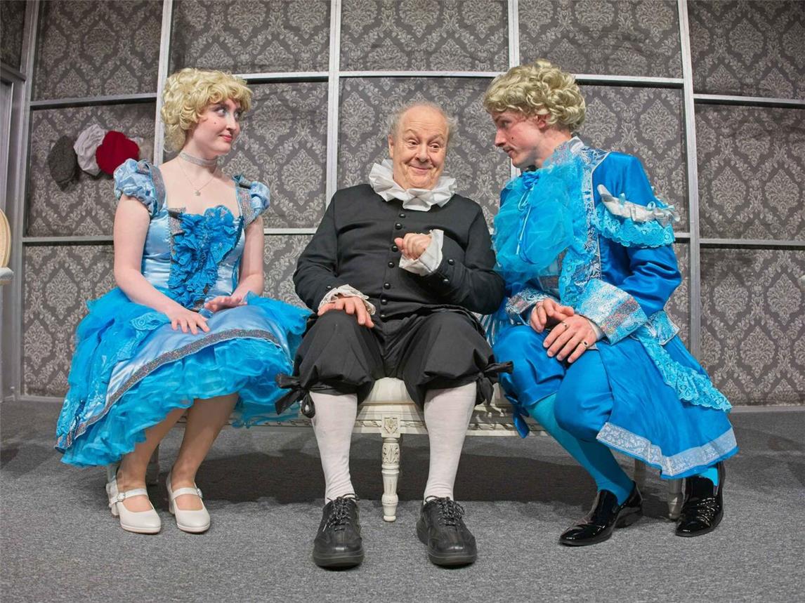 Kalle Pohl (M.) kommt mit „Der Geizige“ nach Emmerich. Foto: Dominique Leppin