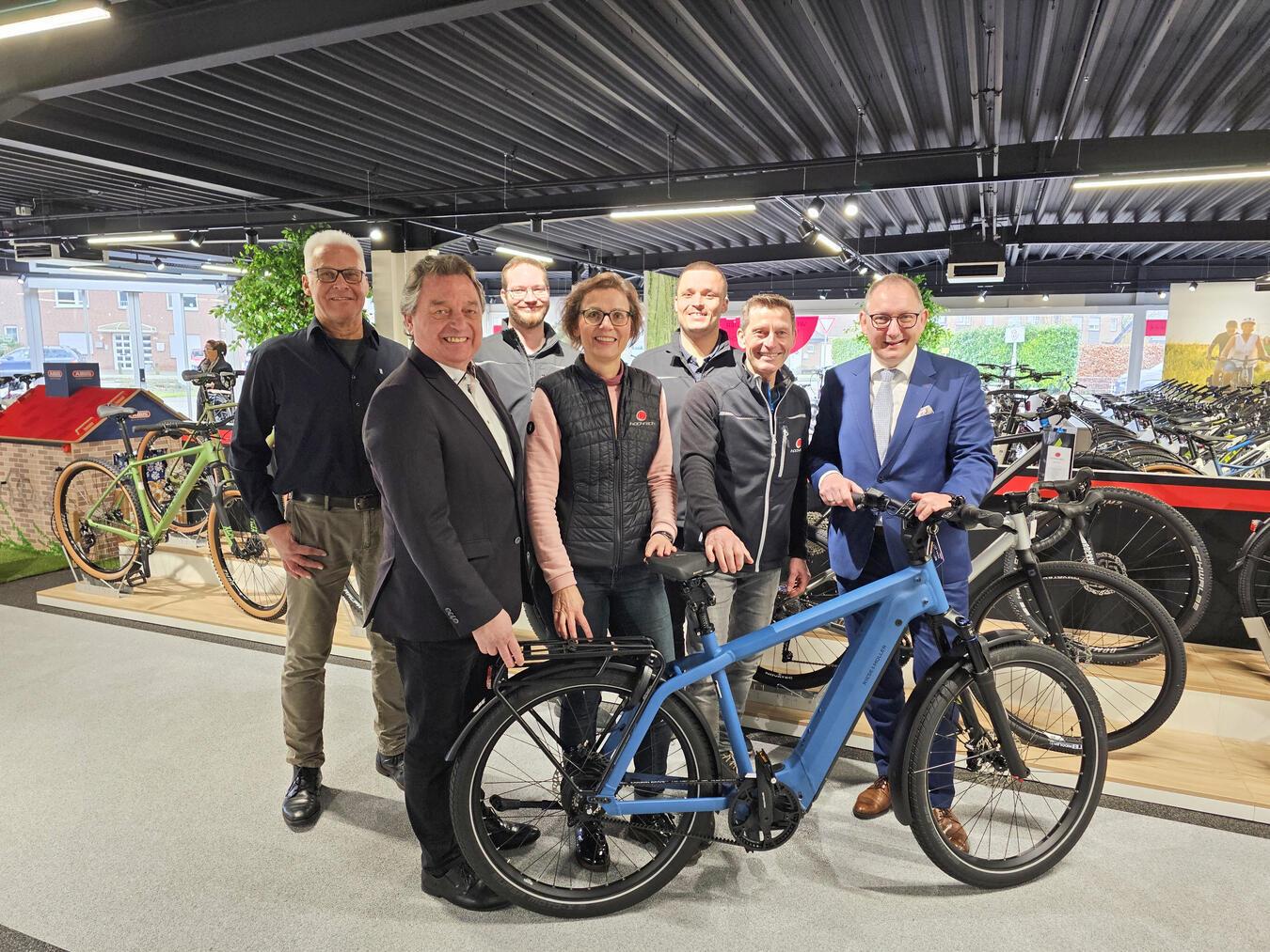 Zukunft auf zwei Rädern Kamen einen Tag vor der Eröffnung zusammen: (v. l.) Franz-Josef Hochrath, Wirtschaftsförderer Heinz Streuff, David Schramm (Hochrath), Maria Hochrath, Christian Hochrath, Bernd Arentsen und Bürgermeister Sebastian Hense. NN-Foto: Thomas Langer