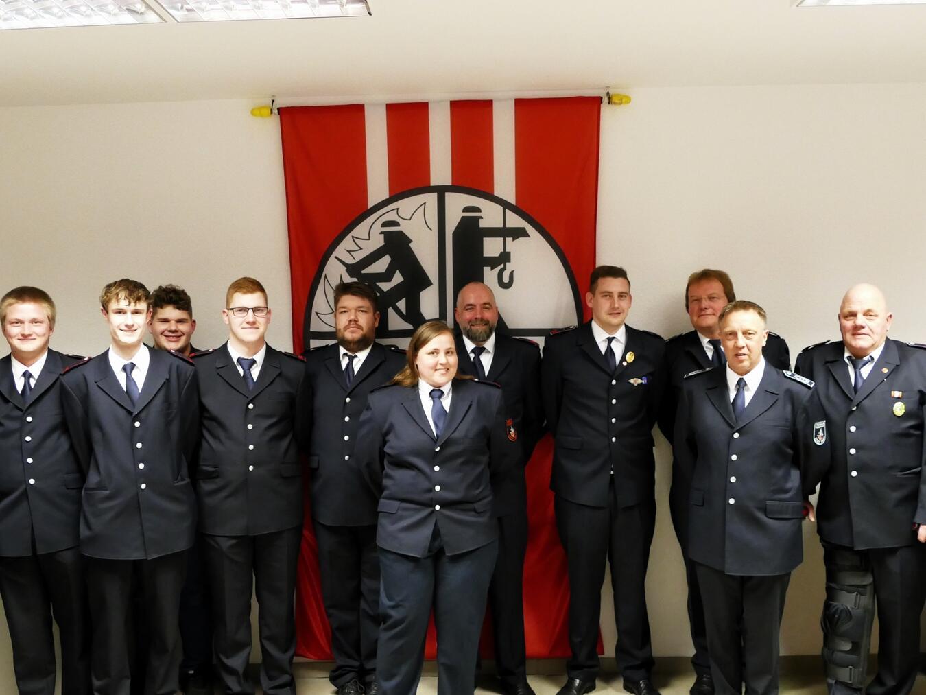 Kameradschaft in Haldern: Wehrführer Marc Pohle (3. v. r.) und Löschzugführer Matthias Storm (l.) mit den beförderten und geehrten Feuerwehrleuten. Foto: Stadt Rees