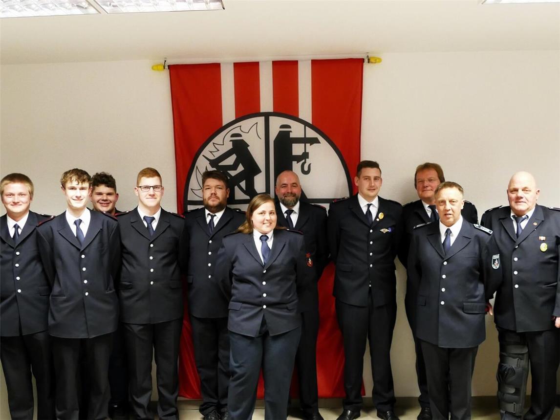 Kameradschaft in Haldern: Wehrführer Marc Pohle (3. v. r.) und Löschzugführer Matthias Storm (l.) mit den beförderten und geehrten Feuerwehrleuten. Foto: Stadt Rees