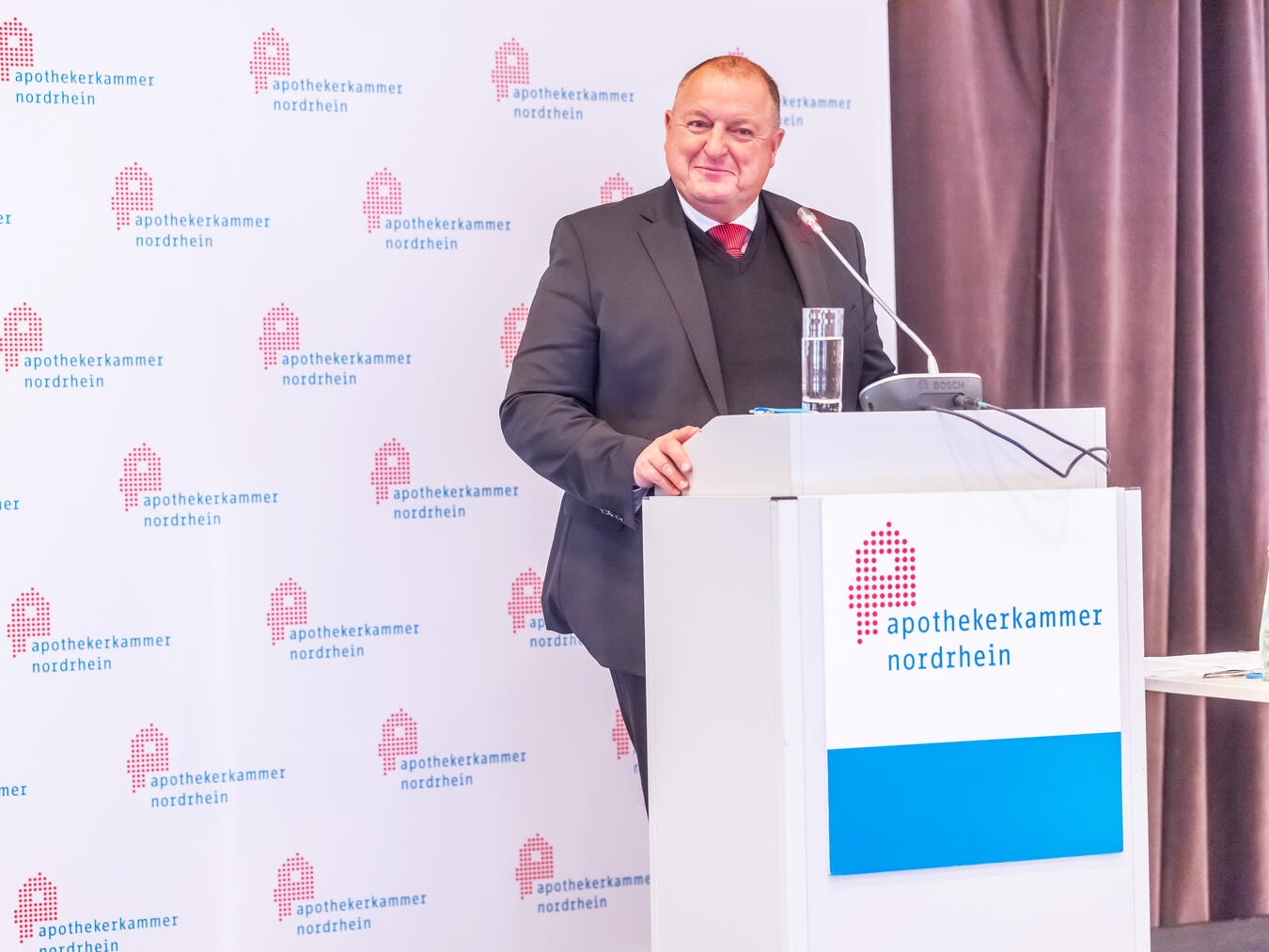 Dr. Armin Hoffmann bei Berichtspräsentation, Perspektivenwechsel, AKNR Konferenz, Foto von Schütze.