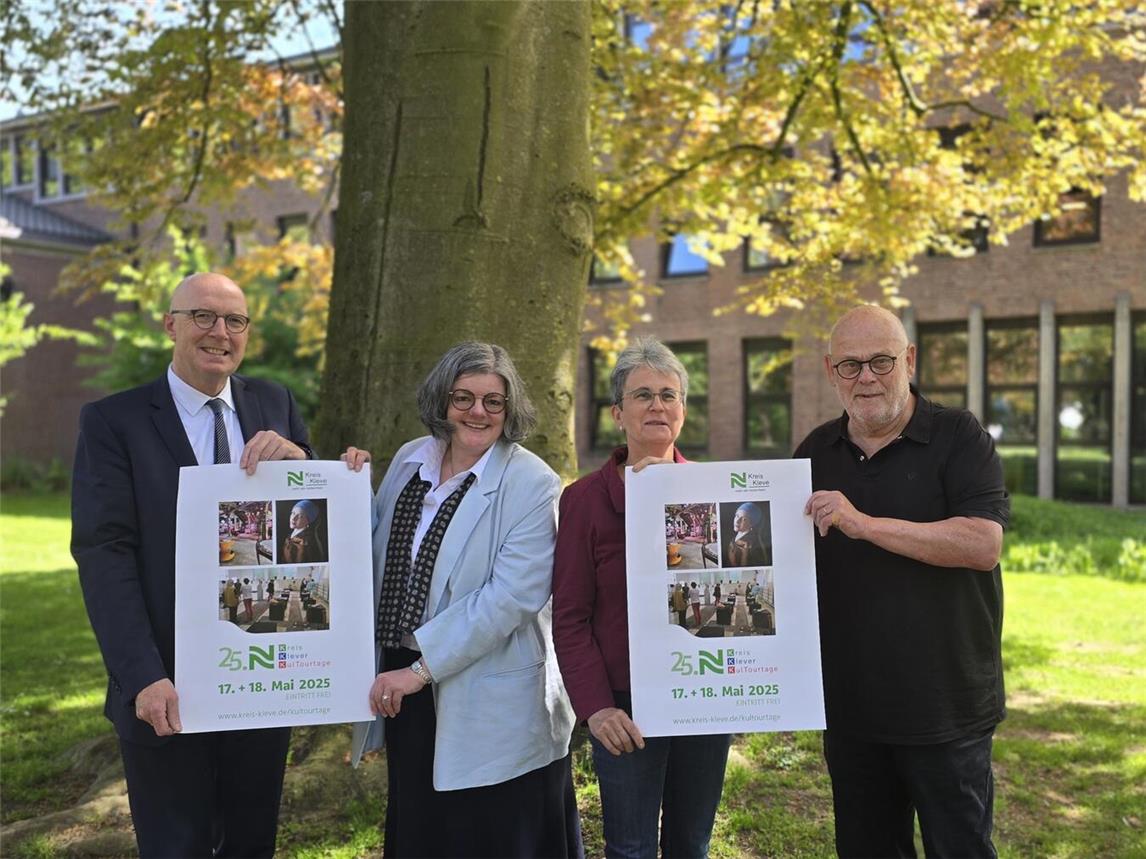 Kann losgehen: Landrat Christoph Gerwers, Andrea Joosten (Kulturbetriebe Emmerich), Ursula Geisselbrecht (künstlerische Leiterin B. C. Koekkoek Haus) und Hubert Wanders (Freunde Klever Museen) freuen sich auf die 25. Kreis Klever KulTourTage. NN-Foto: HF