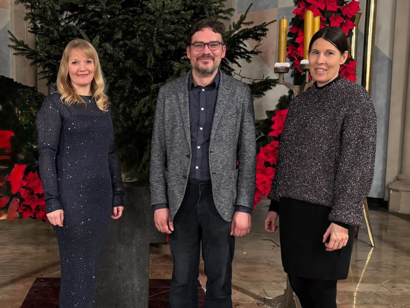 Kantor Christophe Knabe mit den Gesangssolistinnen Jennifer Froitzheim und Sonja Dehn gestalten das Adventskonzert in St. Willibrord Rindern. Foto: privat