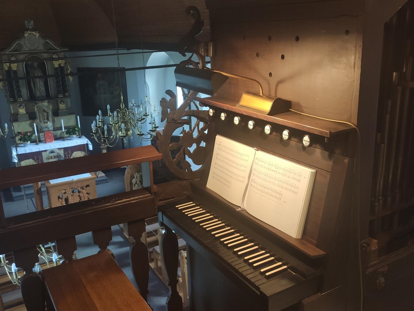 Kantor Christophe Knabe spielt auf der historischen Heynemann-Orgel von 1778. Foto: Musica Sacra