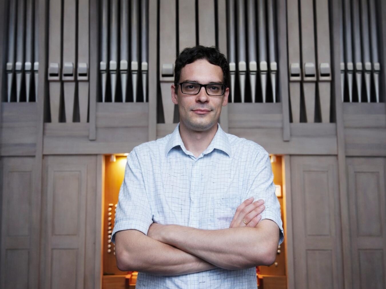 Kantor Christophe Knabe vor „seiner“ Eisenbarth-Orgel in der Kellener Pfarrkirche. Foto: privat