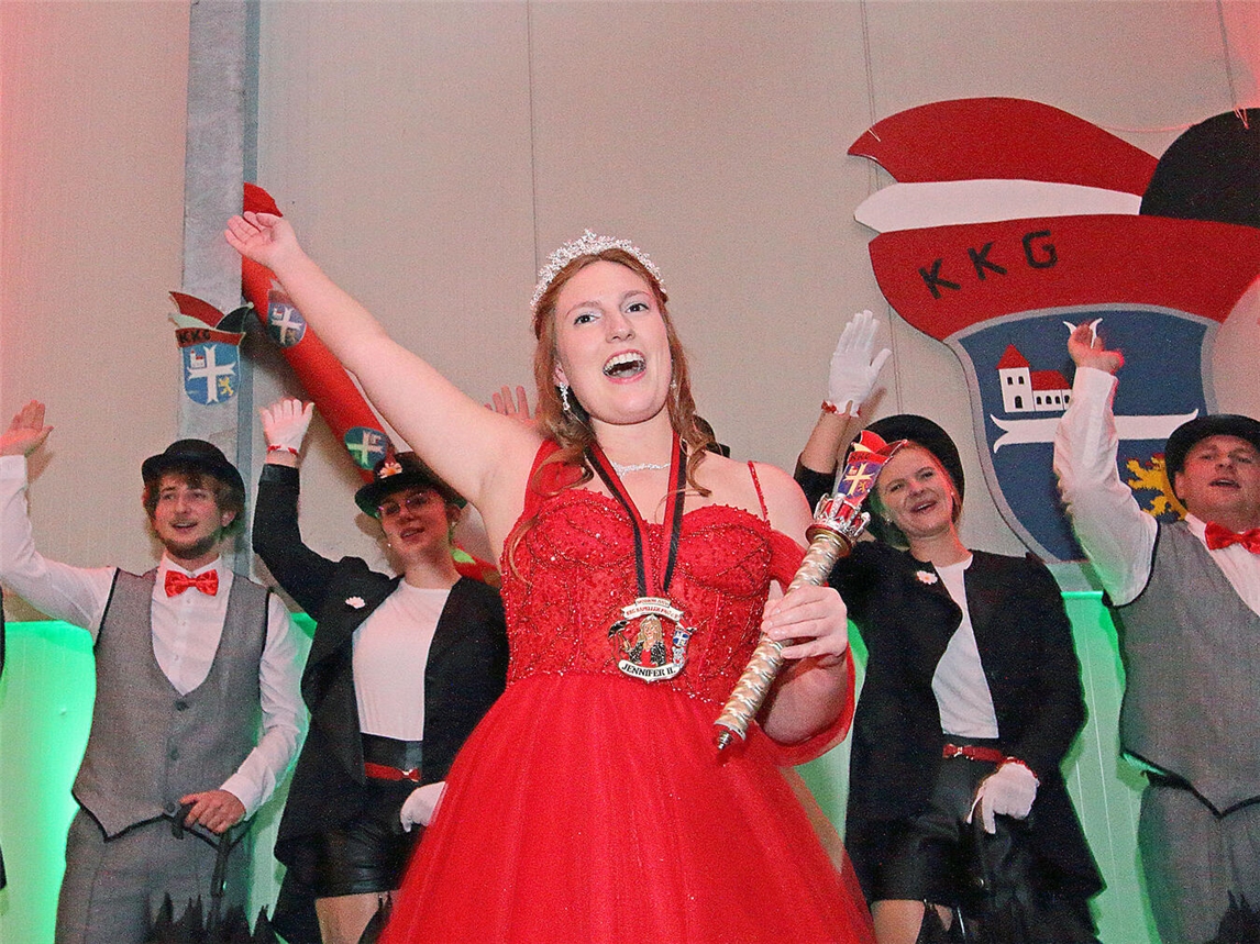 „Kapellen Helau!“ Jennifer II. begrüßt die Karnevalisten bei der Proklamation. NN-Fotos: Theo Leie