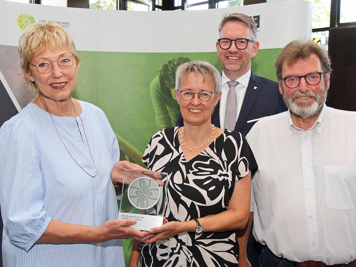 Karin Schmitt-Promny (LVR), Preisträgerin Annemarie Ricken, Landrat Ingo Brohl und Alpens stellvertretender Bürgermeister Peter Nienhaus (v.l.) bei der Übergabe des Rheinlandtalers. NN-Foto: Theo Leie