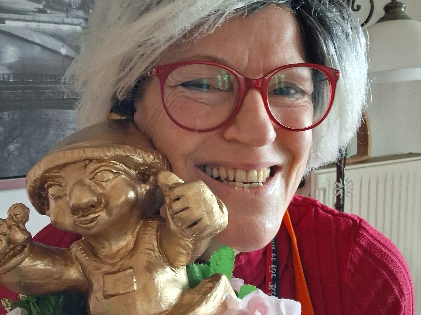 Karin Schoenen-Schragmann, aka Paula Becker, feiert ihren Erfolg als beste Büttenrednerin 2026. Ihren goldenen Heinzel wird sie in Ehren halten. Foto: Holger Schragmann