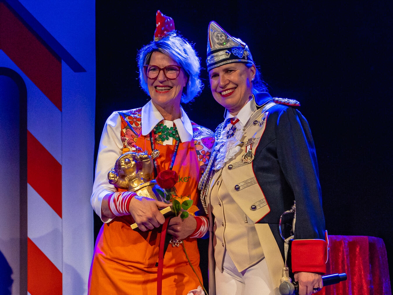 Karin Schoenen-Schragmann, aka Paula Becker (links), feiert ihren Erfolg als beste Büttenrednerin 2026. Ihren goldenen Heinzel wird sie in Ehren halten. Foto: Photographie Nathalie Michel