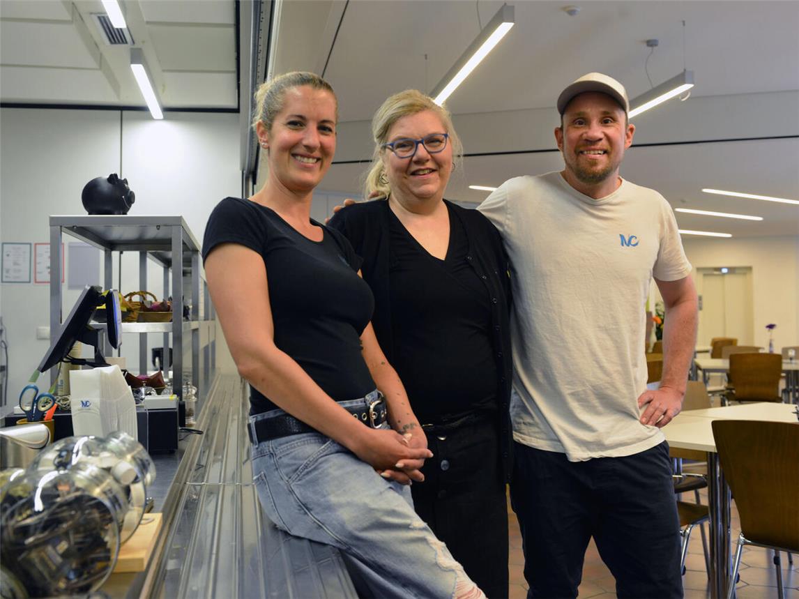 Karin Verheyen (M.) mit ihren Arbeitgebern Roberta und Joel Büns.Foto: K.-D. Stade