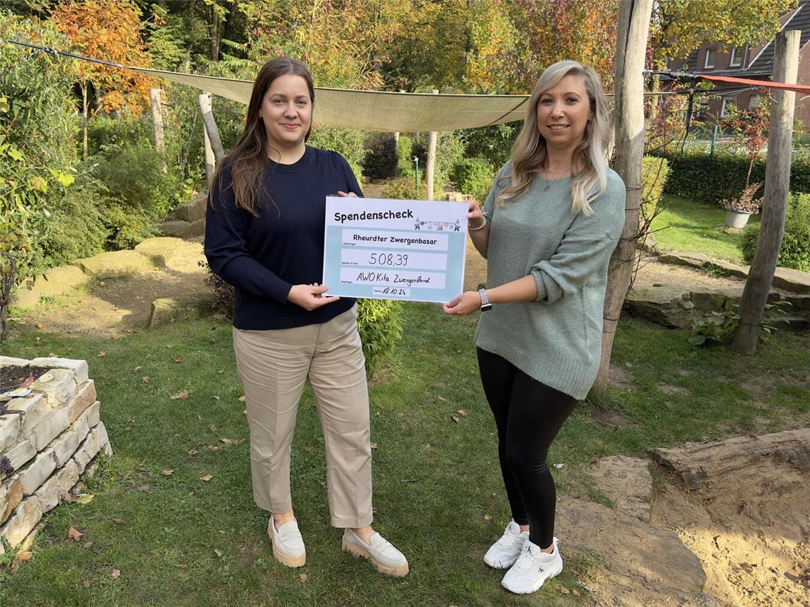 Karina Höning (l.) übergab auch der AWO Kita „Zwergenland“ und Leiterin Sabrina Kleinen eine Spende. Foto: privat