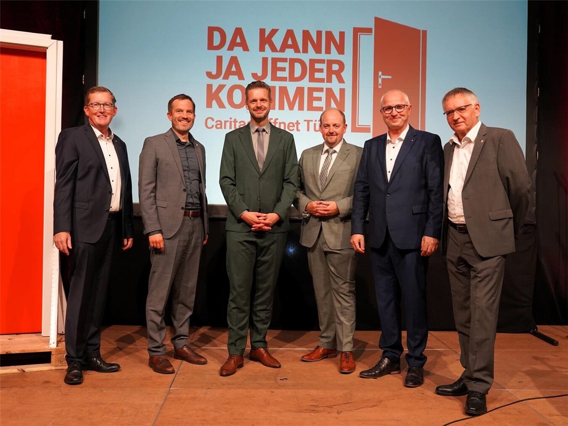 Karl Döring (Vorstand Caritasverband Geldern-Kevelaer), Bernd Kuse (Bürgermeister Stadt Straelen), Kabarettist Florian Schroeder, Stefan Welberts (stellvertretender Landrat), Stephan von Salm-Hoogstraeten (Vorstand Caritasverband Geldern-Kevelaer) und Rainer Borsch (Vorstand Caritasverband Kleve) beim Jahresempfang in Straelen.Foto: Caritasverband Geldern-Kevelaer