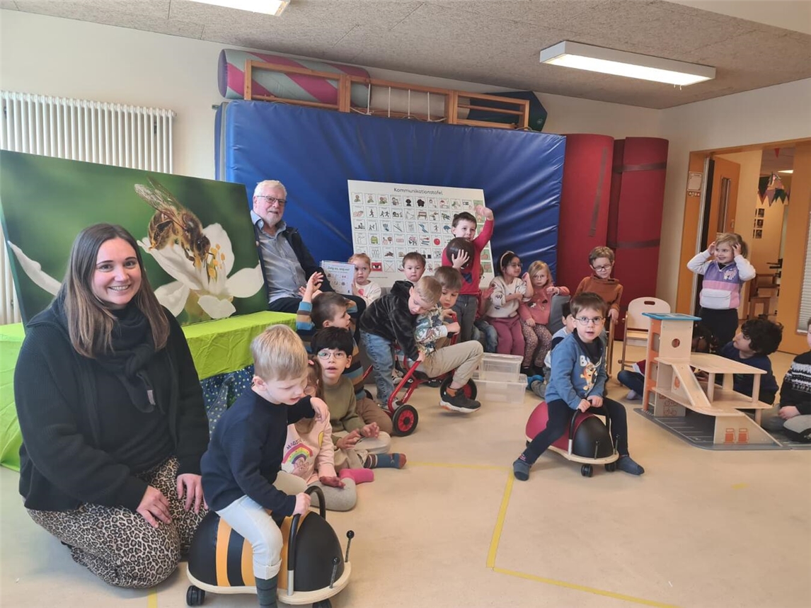 Karl-Heinz Biermann und Bernadette Baldeau inmitten der fröhlichen Kinderschar der Kita St. Michael. Foto: Caritasverband Geldern-Kevelaer
