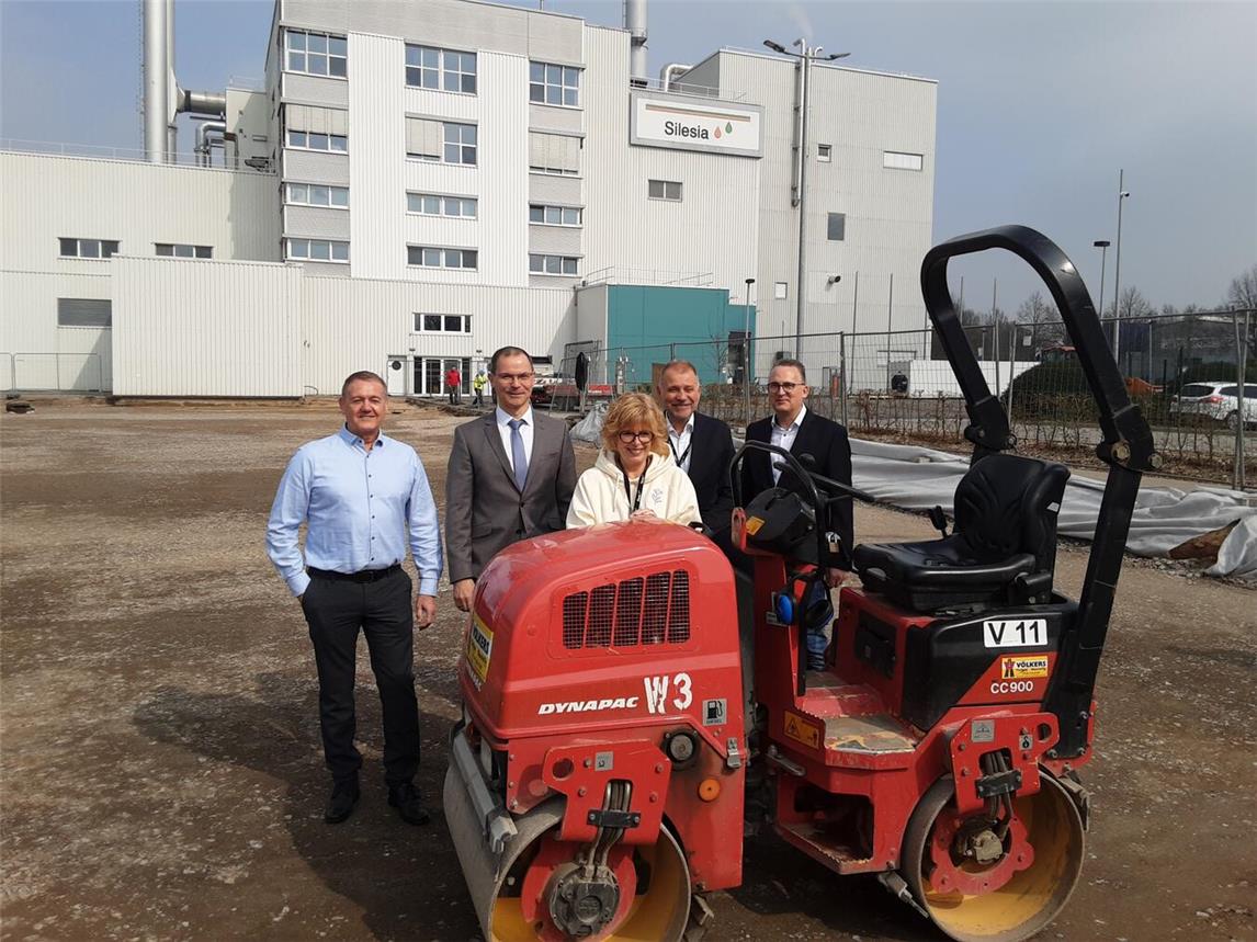 Karl-Heinz Zielinski Product Manager Plant Kalkar, Nicola Tria Mangaging Director Chief Operating Officer, Bürgermeisterin Britta Schulz, Wirtschaftsförderer Bruno Ketteler und Michael Tacke Technical Manager Plant Kalkar(v.l.). NN-Foto: Regina Bartjes