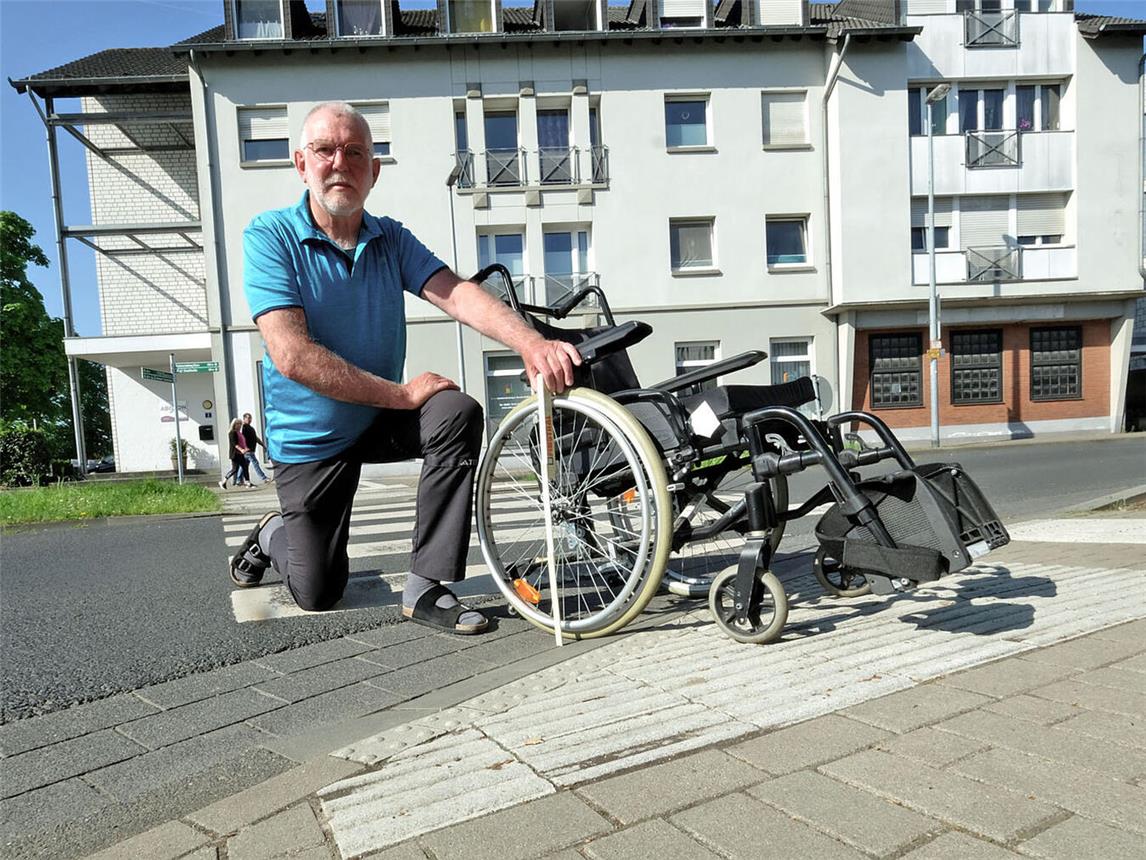 Karl-Josef Trappe zeigt, wo gehandelt werden muss. NN-Foto: Rüdiger Dehnen
