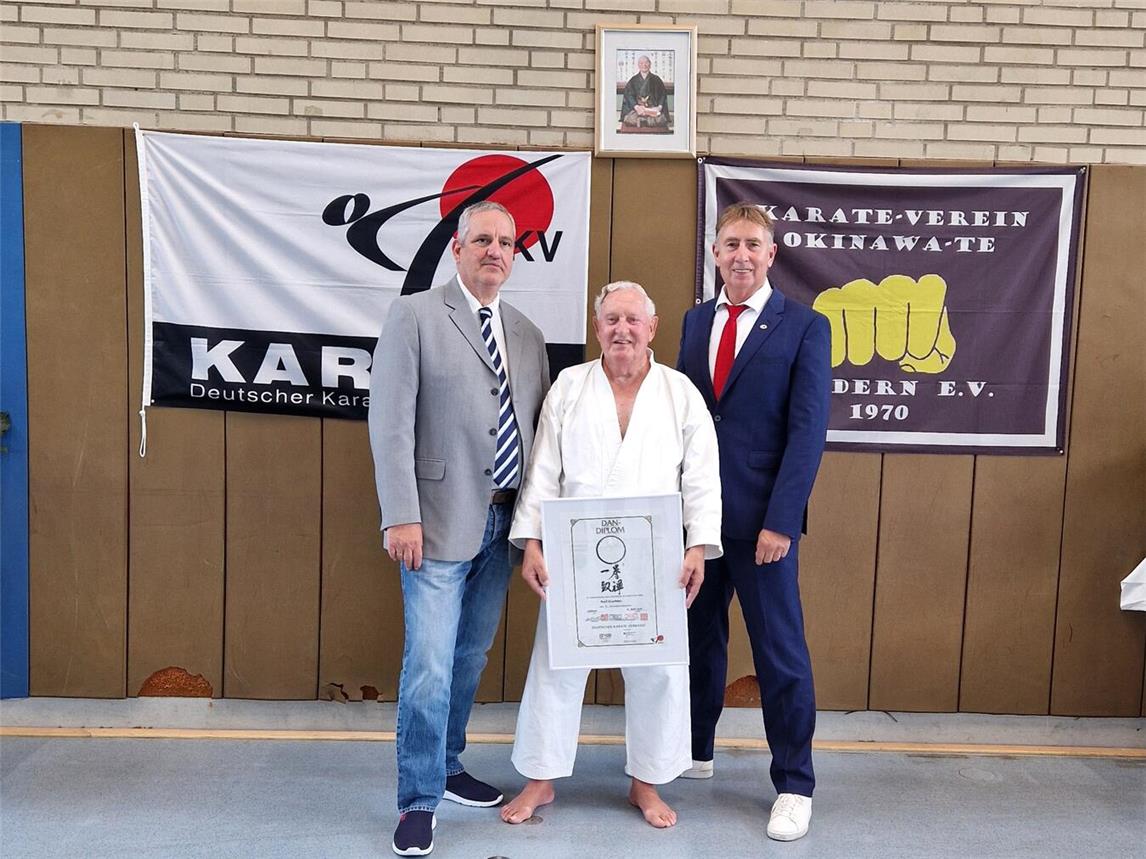Karl Szardien nimmt stolz sein Zertifikat über seine bestandene Schwarzgurtprüfung entgegen. Foto: Privat