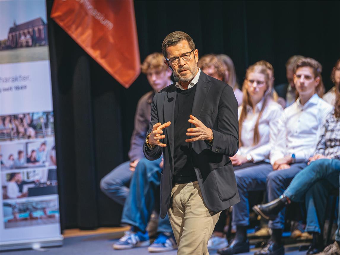 Karl-Theodor zu Guttenberg bei seinem Vortrag im Rahmen des diesjährigen Wintervortrags in der Gaesdonck.Foto: Bundeswehr/Patrik Bransmoeller
