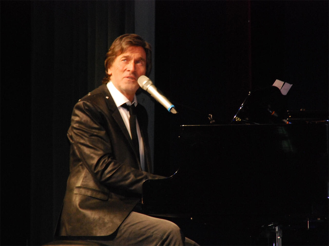 Karl Timmermann interpretiert Udo Jürgens Hits live in Weeze. Foto: privat