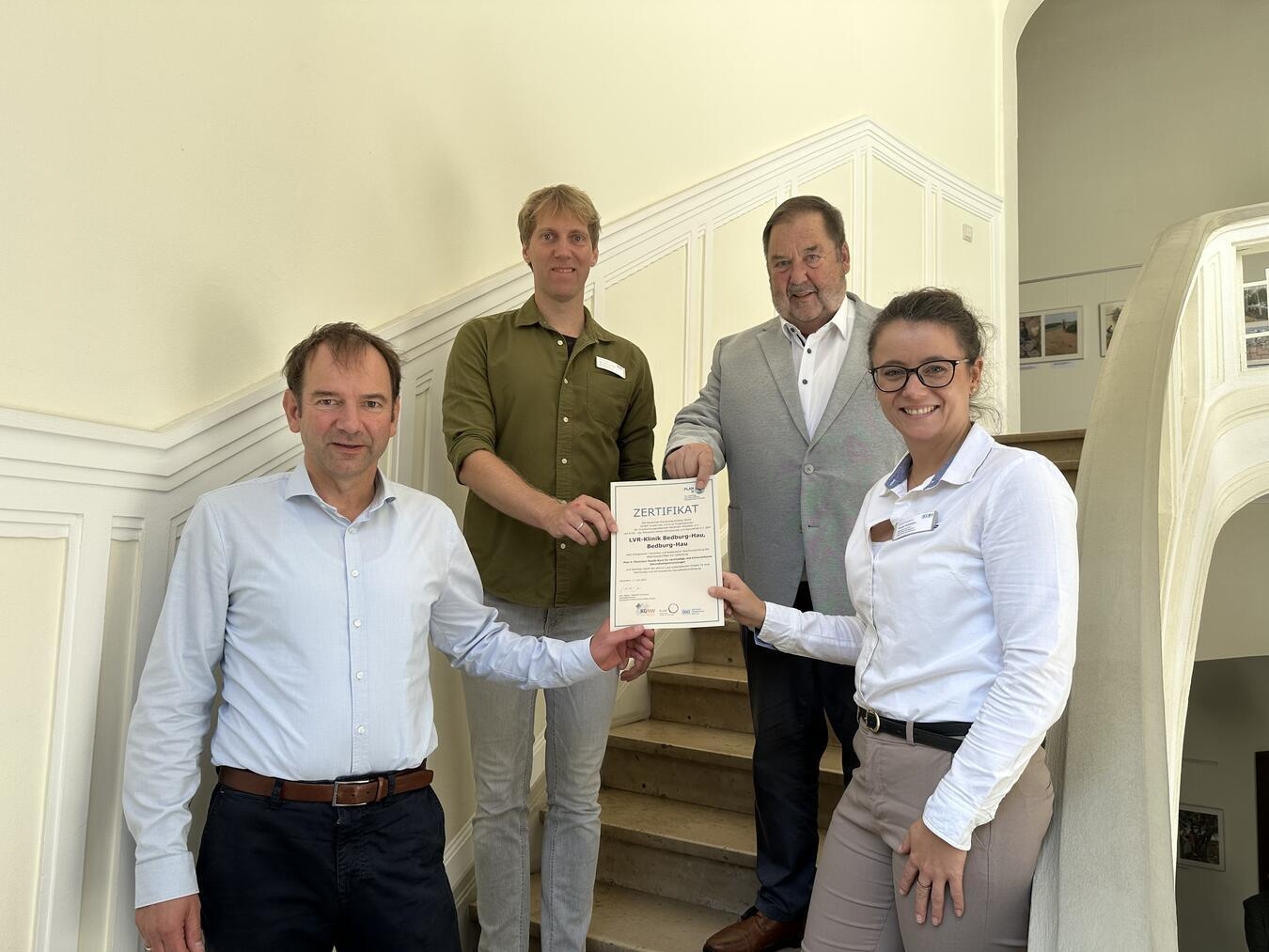 Karl-Viktor Hanspach (2.v.l.) und Svenja Verbücheln (r.) haben erfolgreich ihre Fortbildung zur/zum Klimaschutzmanager abgeschlossen. Dr. Nikolaus Barth (Ärztlicher Direktor KHG, links) und Holger Höhmann (Kaufmännischer Direktor) gratulieren. Foto: LVR-Klinik Bedburg-Hau